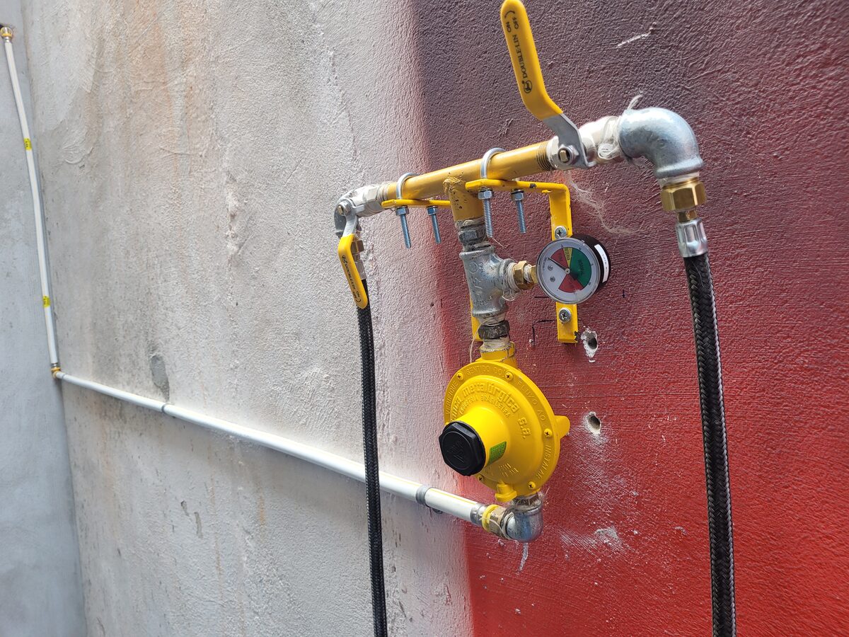 Troca de trecho de tubulacao de gas em São Paulo